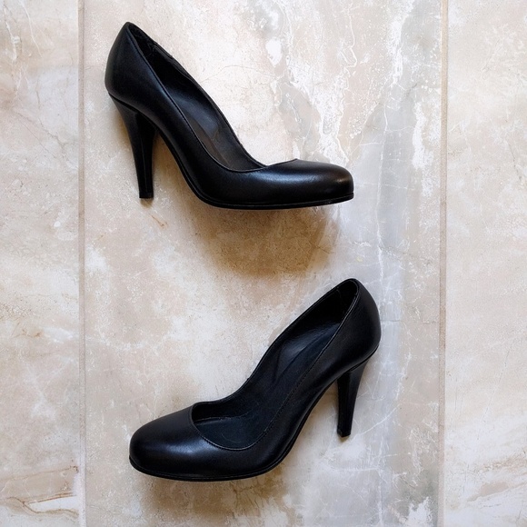 Rare! Woman by Common Projects Simple Black Leather Round Toe Heels 37 6.5 - Picture 4 of 7